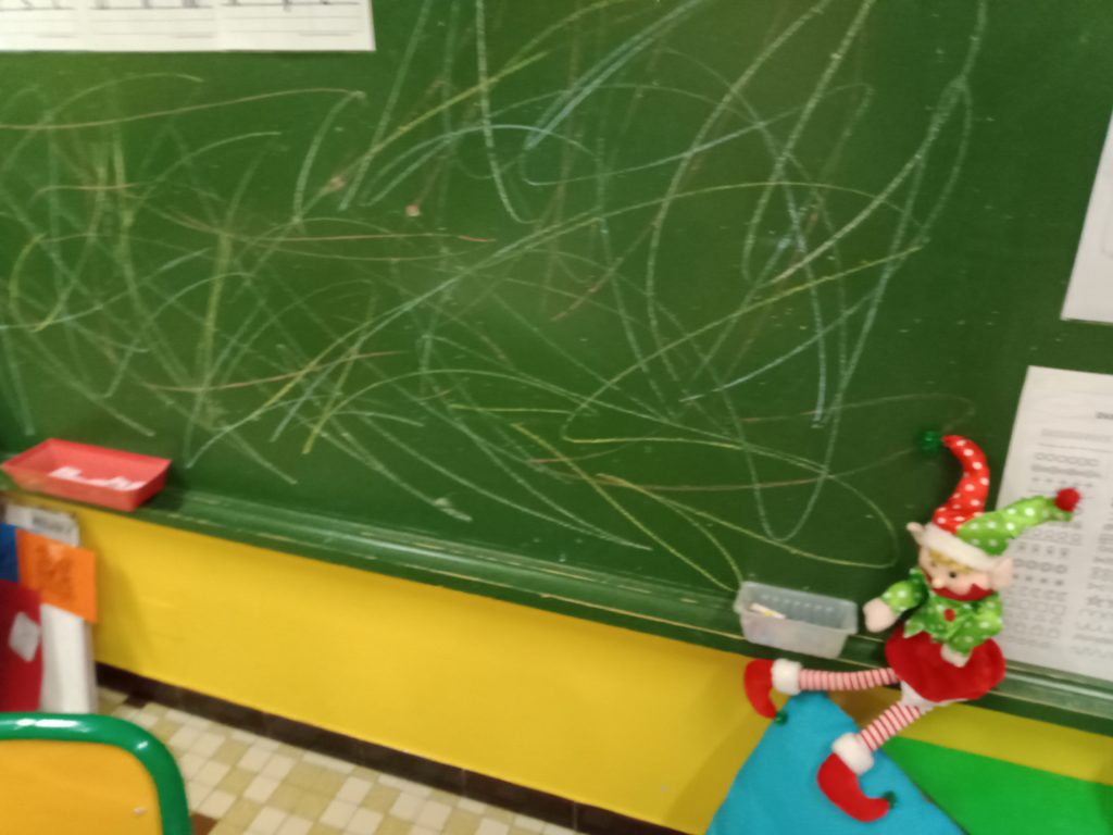 Un lutin farceur dans la classe